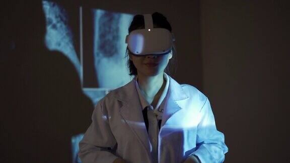 亚洲医生肖像使用VR设备