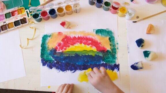 小女孩用海绵海绵画画孩子们的创造力快乐童年绘画abstrac纹理治疗多动症