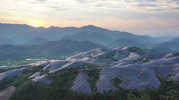 壮丽的山顶太阳能农场在日落