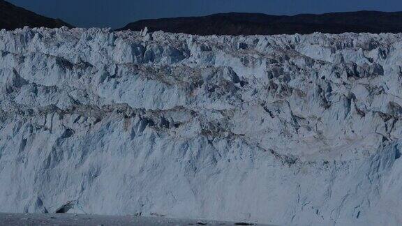 Eqi冰川摄像机从右向左平移