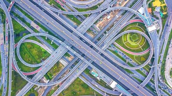 鸟瞰图高速公路的时间流逝高速公路和高速公路在马戏团十字路口的细节