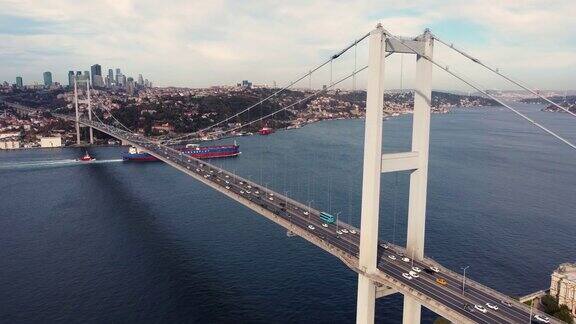 鸟瞰图伊斯坦布尔博斯普鲁斯大桥土耳其伊斯坦布尔城市景观4K无人机拍摄
