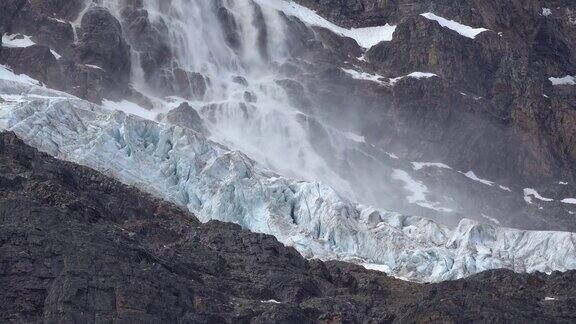雪崩瀑布从伊迪丝卡维尔安吉尔冰川贾斯珀国家公园加拿大