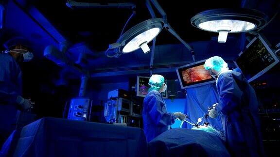由白种人外科专家团队进行腹腔镜手术