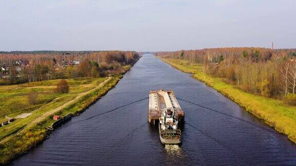 河拖船在河上运送货物驳船秋天的风景