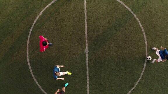 无人机拍摄:亚洲男子足球运动员和朋友打球