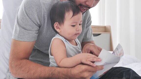 一个亚裔父亲和小儿子一起读故事的家庭呆在家里预防冠状病毒或Covid-19的流行模拟图书阅读器