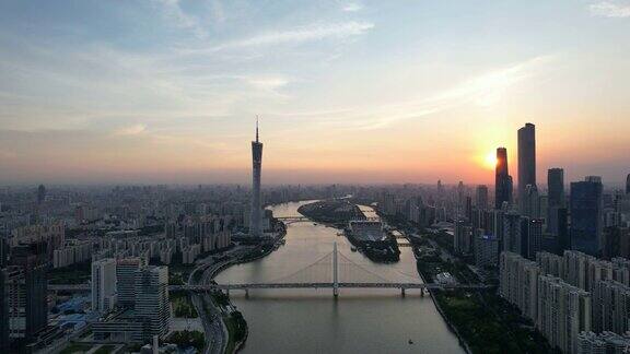 日落时城市的平移视图