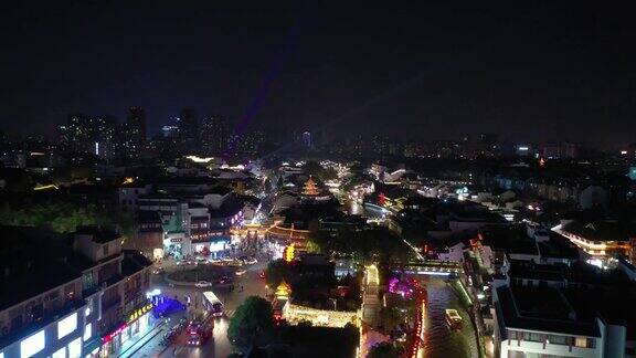夜景时间照亮了南京古城著名的江滨海湾交通航拍全景4k中国
