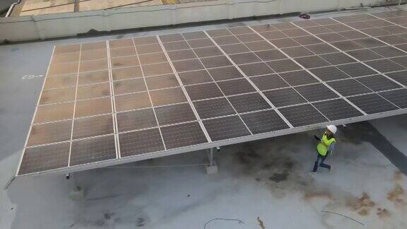 无人机视图工程师检查安装太阳能电池板