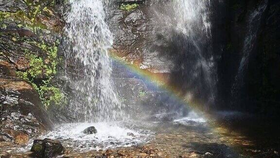 彩虹出现在尼泊尔乡村的瀑布中