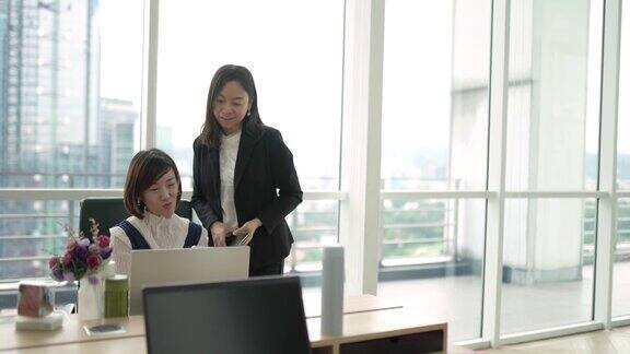 亚洲华人女性在办公室工作讨论