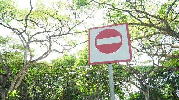 低角度小车:新加坡公园下方有停车标志