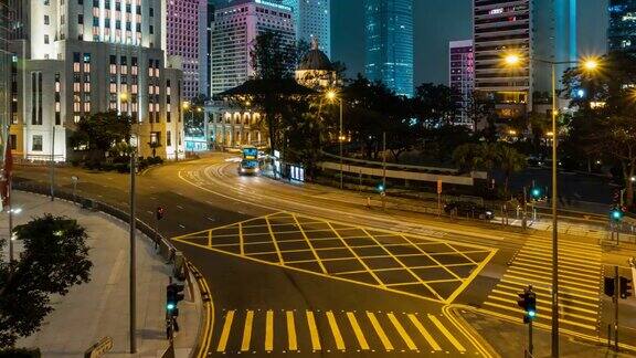 香港中国-2019年1月6日交通繁忙的汽车和电车道路上的中国银行大厦2019年1月6日一群人在香港过马路