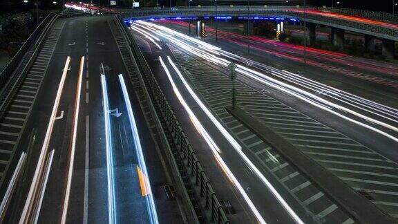 大城市夜晚道路上的车灯时间流逝桥梁轨道车灯