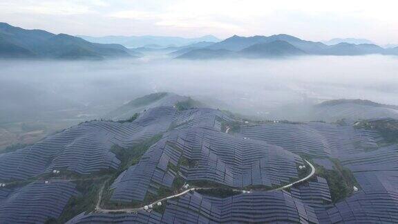 从高角度欣赏云海和山顶壮丽的太阳能发电厂