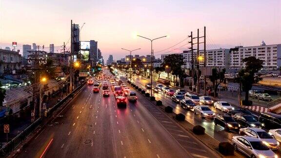 泰国曼谷KlongToey路傍晚交通堵塞的景象