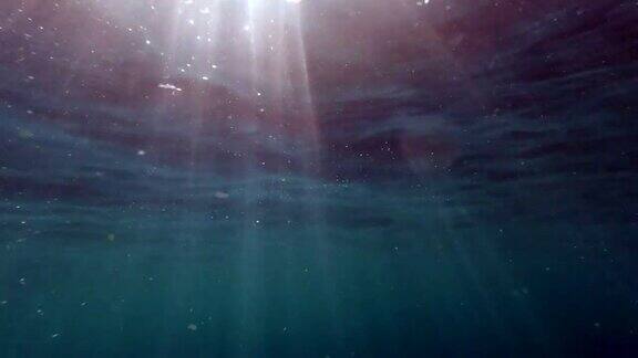 阳光透过洋面照射到水下的海面
