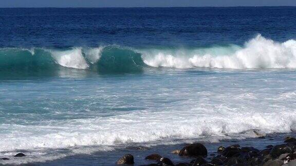 海浪在大西洋波尔图莫尼兹葡萄牙马德拉岛慢镜头4K