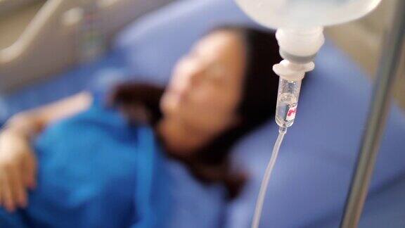 女患者在医院静脉滴注生理盐水容量泵