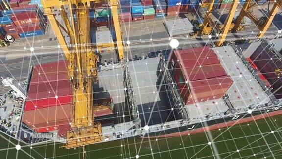 鸟瞰图工作起重机和集装箱船在国际货运港与未来的网络连接