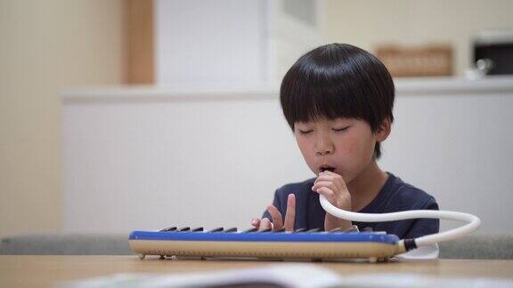 男孩练习键盘口琴
