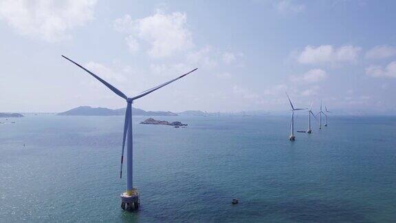 海上风力涡轮机排成一列