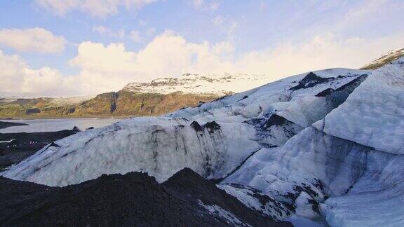风景优美的冰川和山脉冰岛