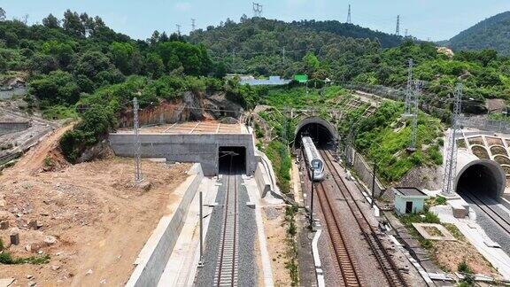 高速列车驶入隧道