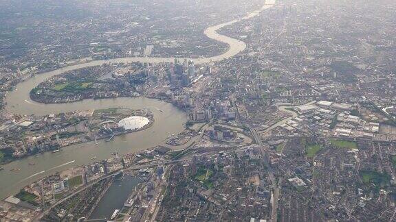 4K鸟瞰图通过飞机窗口的伦敦市中心