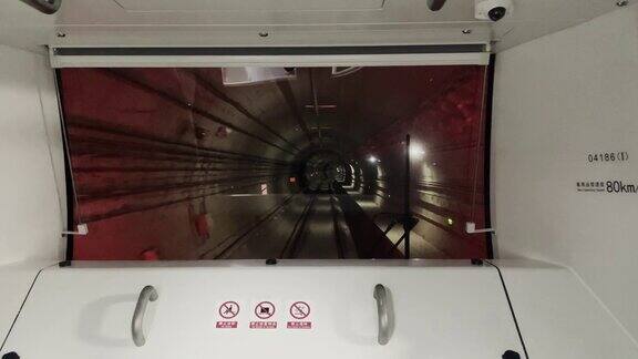 从无人驾驶地铁出租车上看隧道