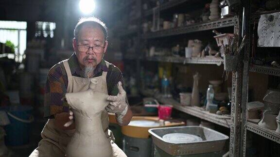 亚洲华人高级泥塑艺术家在他的工作室加入2雕塑