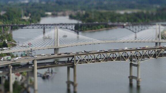 俄勒冈州波特兰市马奎姆大桥上交通的鸟瞰图