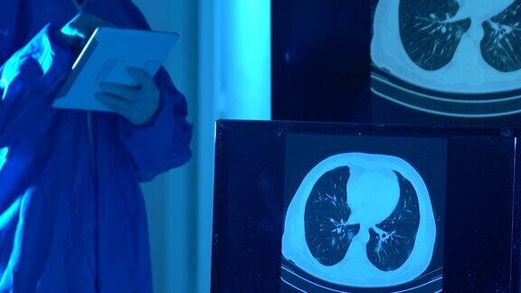放射科门诊放射科医生检查患者胸部CT影像的高清视频
