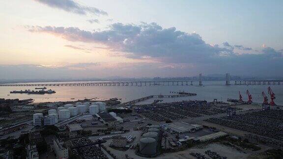 日落时分港口原油商业码头的鸟瞰图