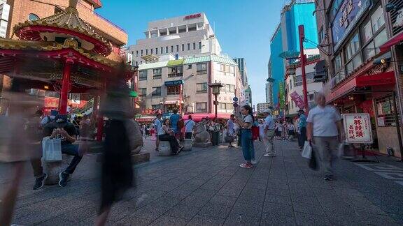 时光流逝:日本神户南町中国城拥挤的游客
