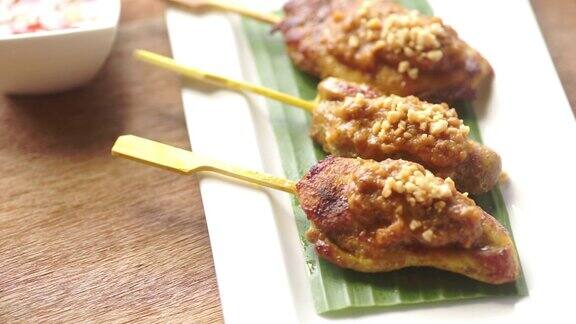 香蕉叶上的鸡肉串-泰国食谱