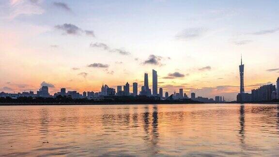 黎明时分广州河边的现代化办公大楼间隔拍摄