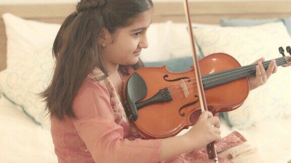 弟弟教姐姐拉小提琴