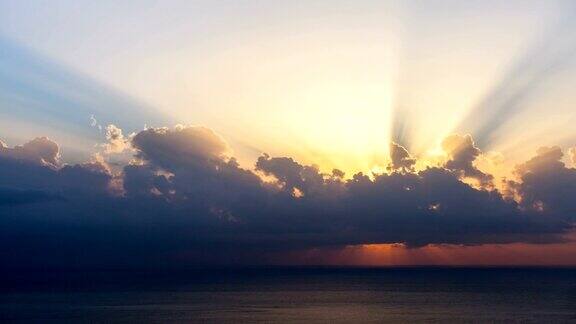 在海上日出时阳光穿过云层出现的时间间隔