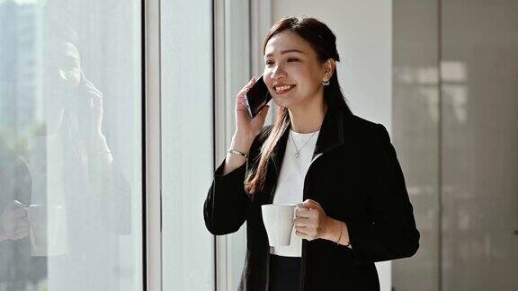 亚洲女商人在办公室使用智能手机