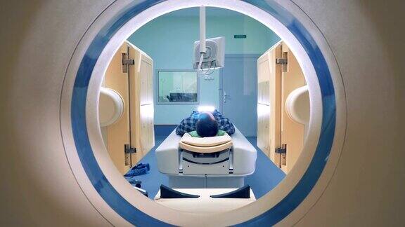 医疗扫描设备和一名男性病人男人躺在磁共振成像设备