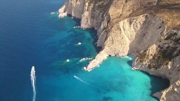 无人机拍摄的希腊扎金索斯的爱奥尼亚海岸嶙峋的山脊漂浮的小船蔚蓝的海水