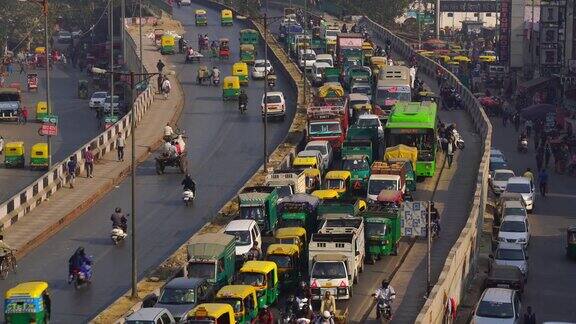 印度新德里被污染的街道交通堵塞