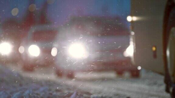 暴风雪中下雪的道路上的车辆