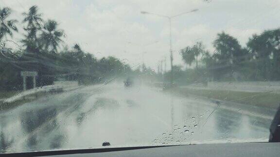 4K运输在雨中开车