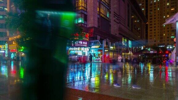 上海南京路行人拥挤的夜晚照亮了4k时间的中国