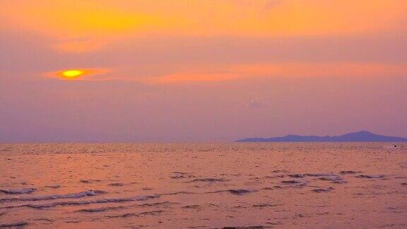 金色美丽的波浪水在沙滩上黄澄澄的夕阳下橙色多彩的图案表面波浪运动反射背景