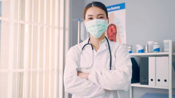 女医生摘掉外科防护口罩对着镜头自信的微笑