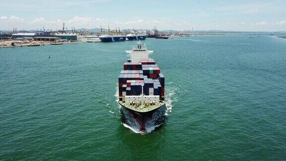 集装箱货船从海上港口出港